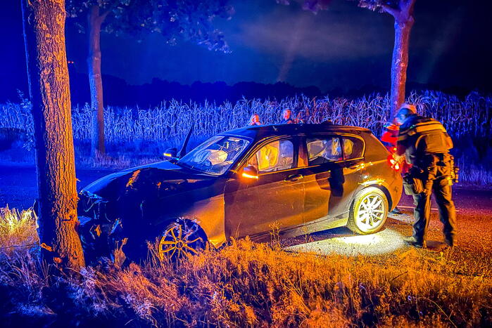 Bestuurster botst met auto tegen boom
