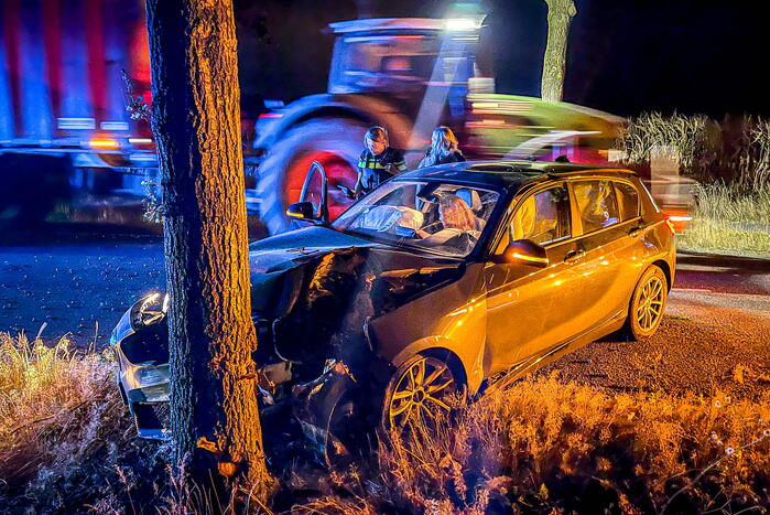 Bestuurster botst met auto tegen boom