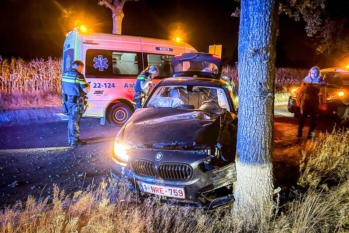 Bestuurster botst met auto tegen boom