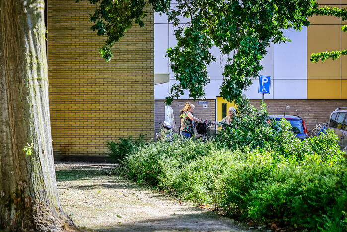 Vrouw op e-bike gaat onderuit en raakt gewond