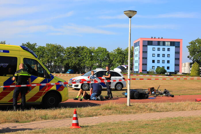 Wielrenner en scooterrijder botsen op fietspad