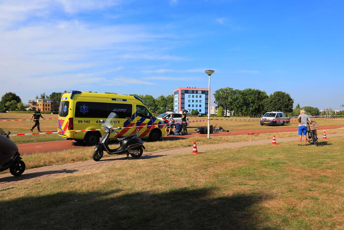 Wielrenner en scooterrijder botsen op fietspad