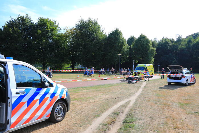 Wielrenner en scooterrijder botsen op fietspad