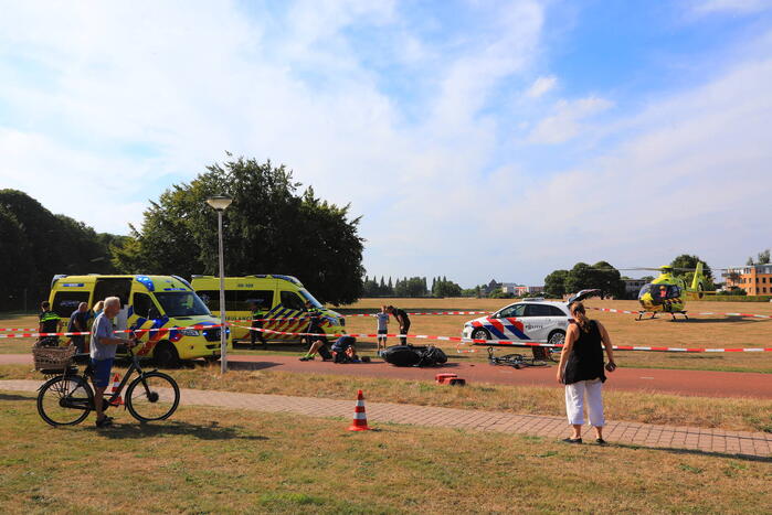 Wielrenner en scooterrijder botsen op fietspad