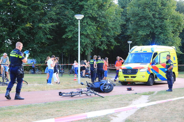 Wielrenner en scooterrijder botsen op fietspad