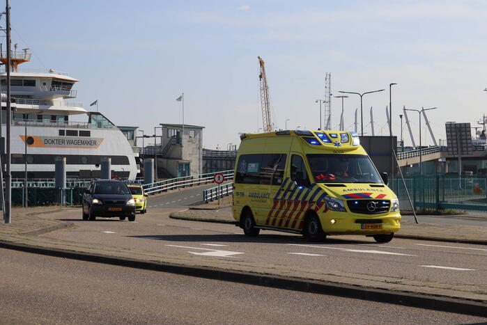 Traumahelikopter landt op terrein Koninklijke Marine voor rendez-vous