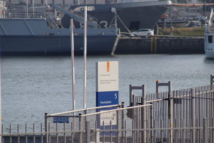 Traumahelikopter landt op terrein Koninklijke Marine voor rendez-vous