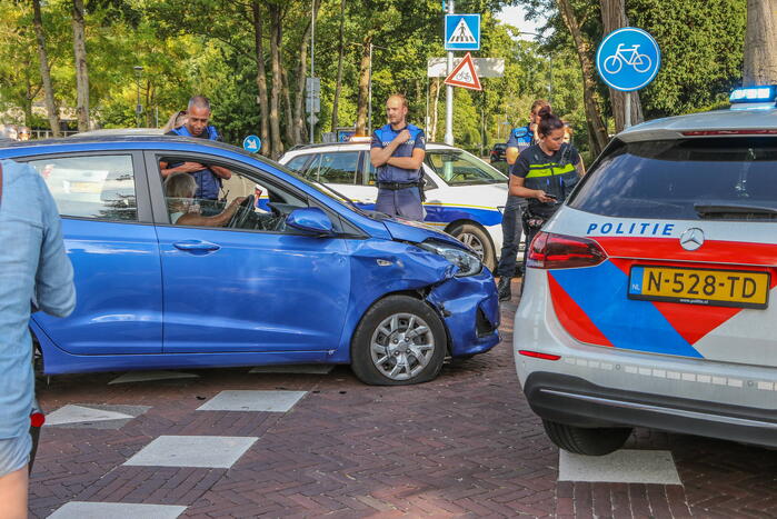 Flinke schade bij botsing tussen auto en bestelbus