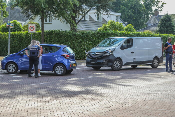 Flinke schade bij botsing tussen auto en bestelbus