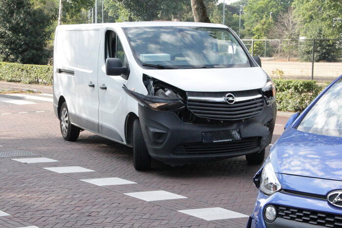Flinke schade bij botsing tussen auto en bestelbus