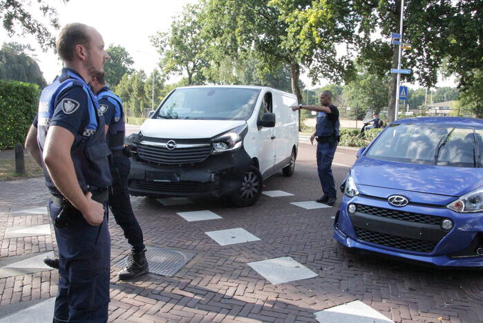 Flinke schade bij botsing tussen auto en bestelbus