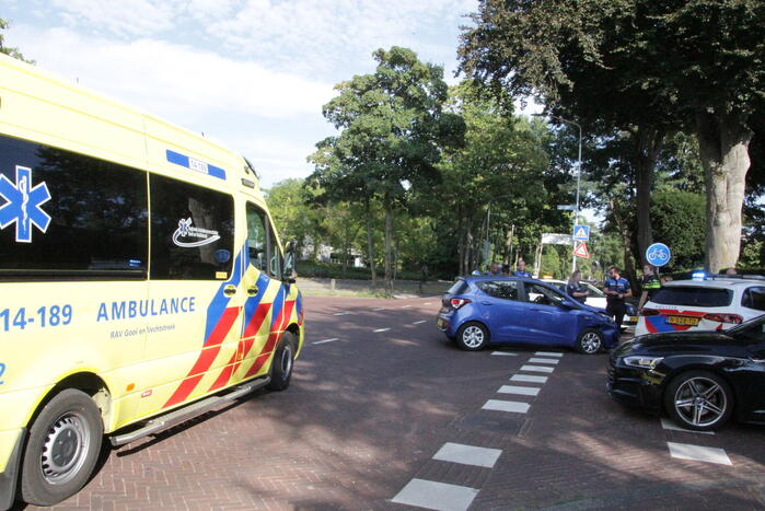 Flinke schade bij botsing tussen auto en bestelbus