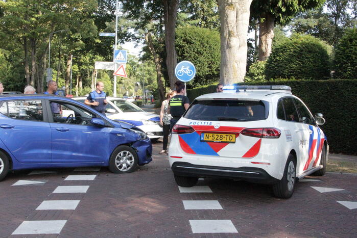 Flinke schade bij botsing tussen auto en bestelbus
