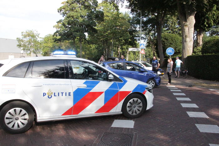 Flinke schade bij botsing tussen auto en bestelbus