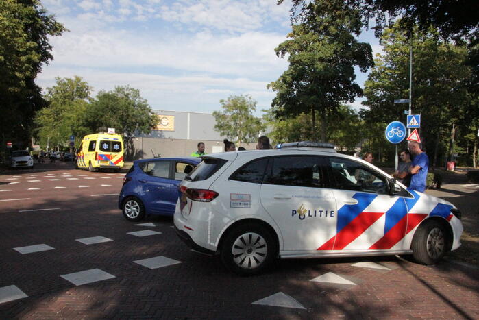 Flinke schade bij botsing tussen auto en bestelbus