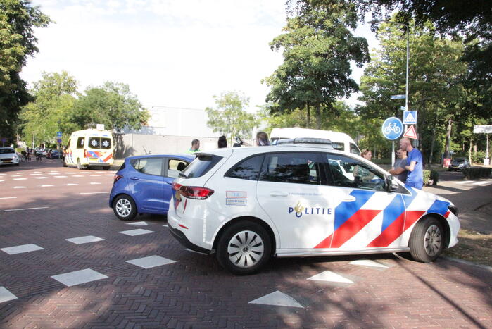 Flinke schade bij botsing tussen auto en bestelbus