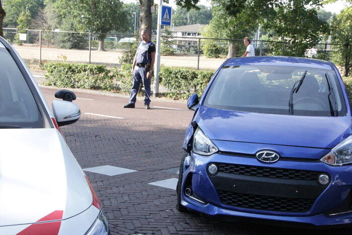 Flinke schade bij botsing tussen auto en bestelbus