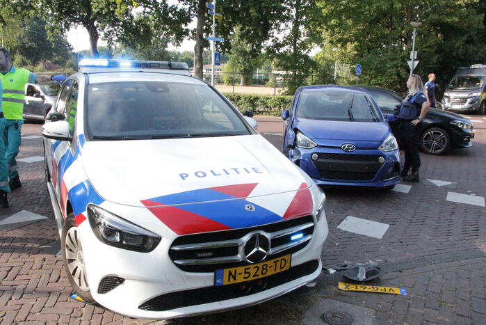 Flinke schade bij botsing tussen auto en bestelbus