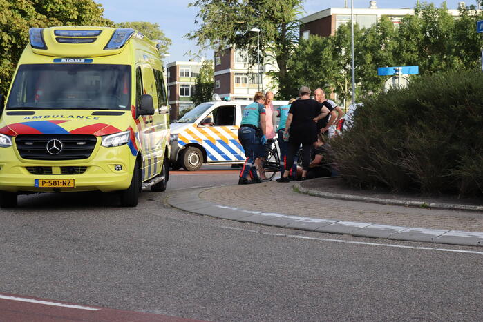 Fietser gewond bij botsing op rotonde