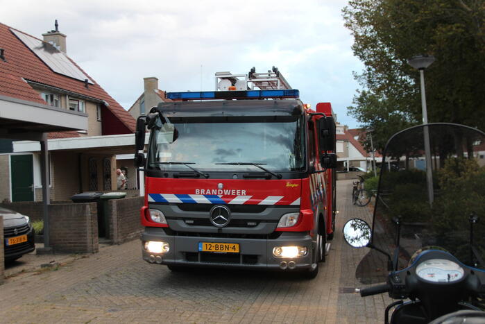 Klemzittende jongen bevrijdt uit schommel