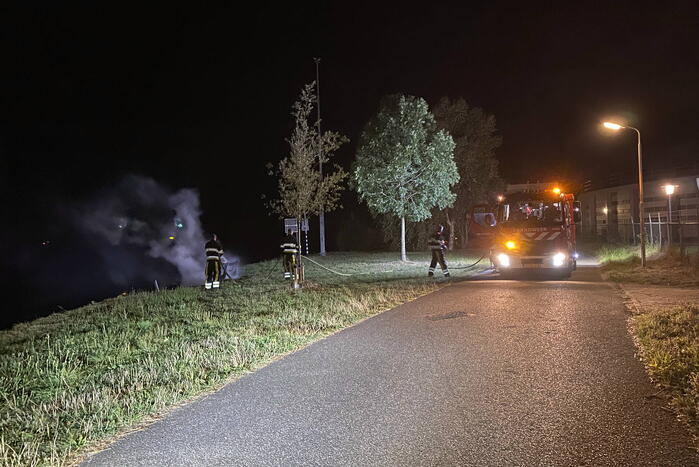 Bank vliegt in brand in buitenruimte