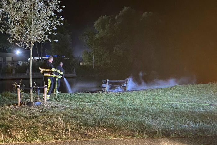 Bank vliegt in brand in buitenruimte