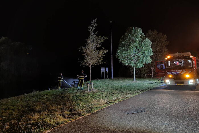 Bank vliegt in brand in buitenruimte