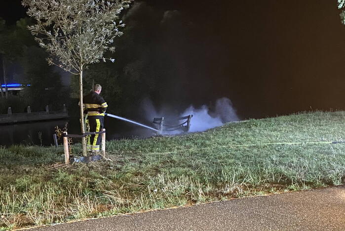 Bank vliegt in brand in buitenruimte