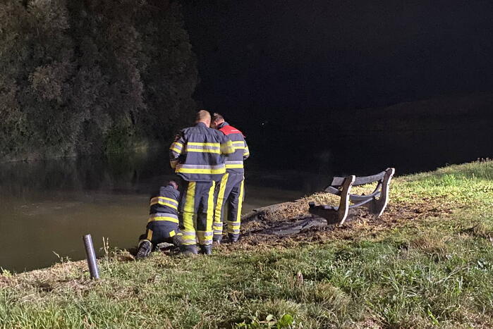 Bank vliegt in brand in buitenruimte