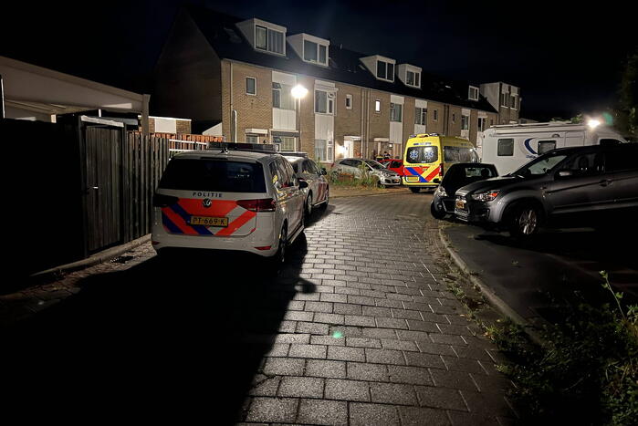 Traumateam assisteert ambulancepersoneel in woning