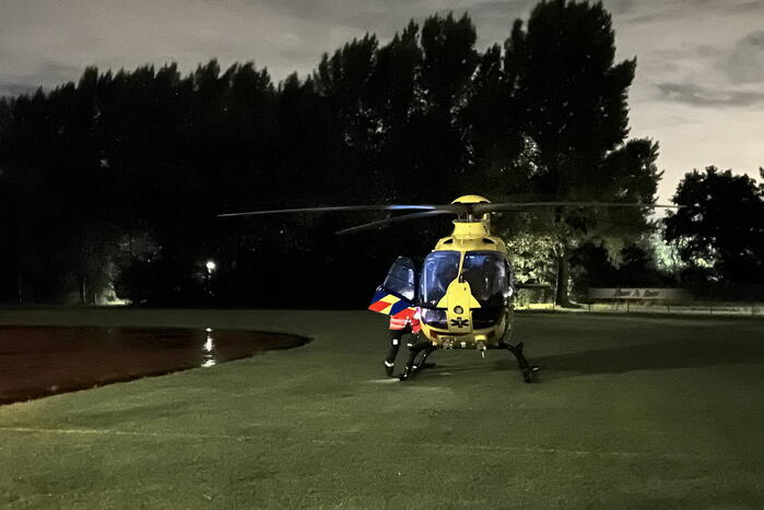 Traumateam assisteert ambulancepersoneel in woning