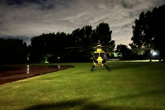 Traumateam assisteert ambulancepersoneel in woning