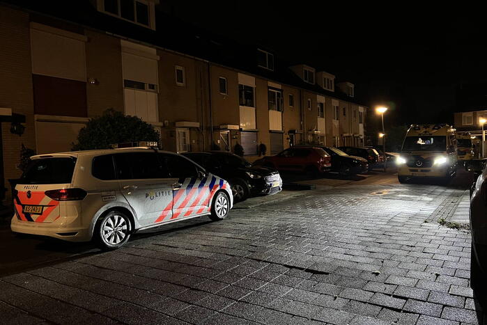 Traumateam assisteert ambulancepersoneel in woning