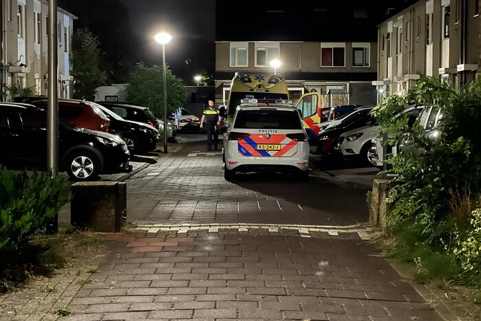 Traumateam assisteert ambulancepersoneel in woning