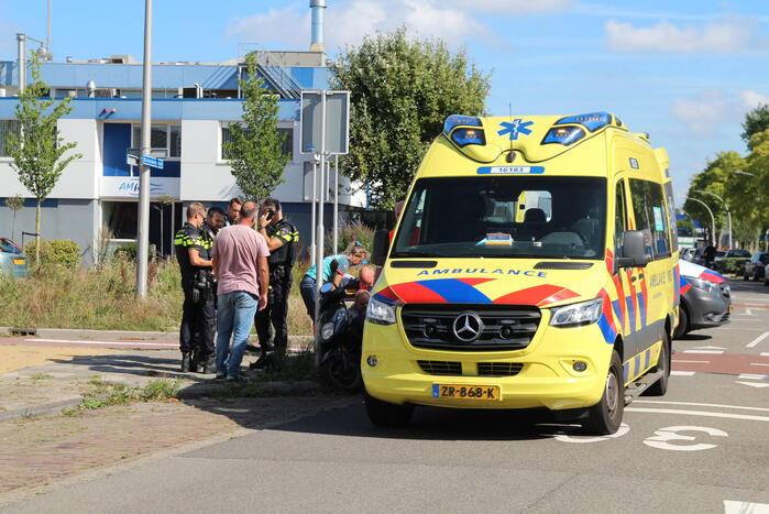 Scooterrijder aangereden door bestelbus
