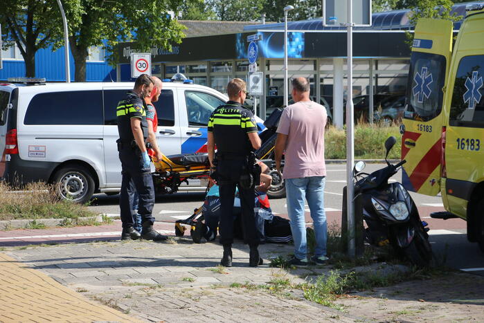 Scooterrijder aangereden door bestelbus