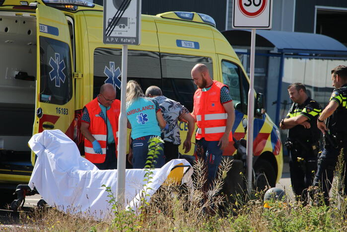 Scooterrijder aangereden door bestelbus