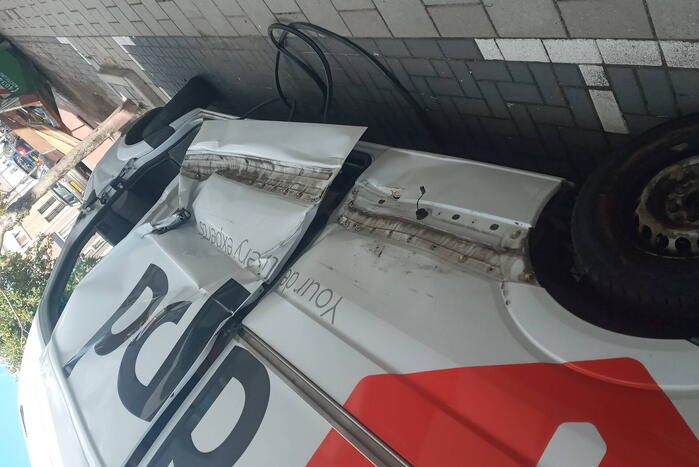 Pakketbezorger botst tegen bouwcontainer en knalt tegen woning