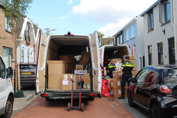Pakketbezorger botst tegen bouwcontainer en knalt tegen woning
