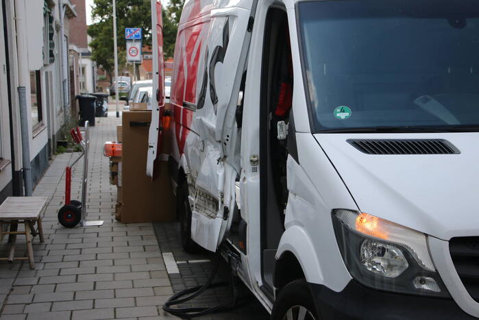 Pakketbezorger botst tegen bouwcontainer en knalt tegen woning