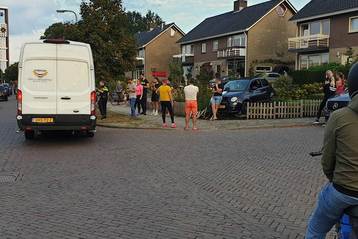 Auto belandt in tuin na aanrijding