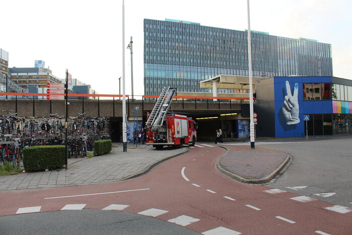 Scooter uitgebrand bij fietsenstalling