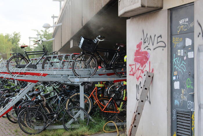 Scooter uitgebrand bij fietsenstalling