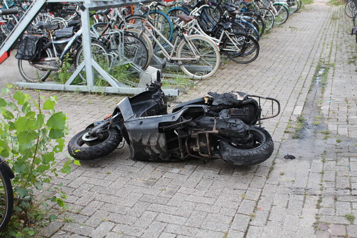 Scooter uitgebrand bij fietsenstalling