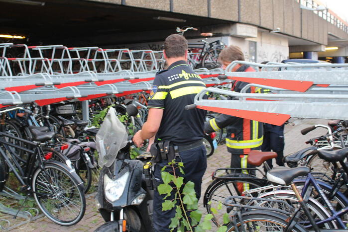 Scooter uitgebrand bij fietsenstalling