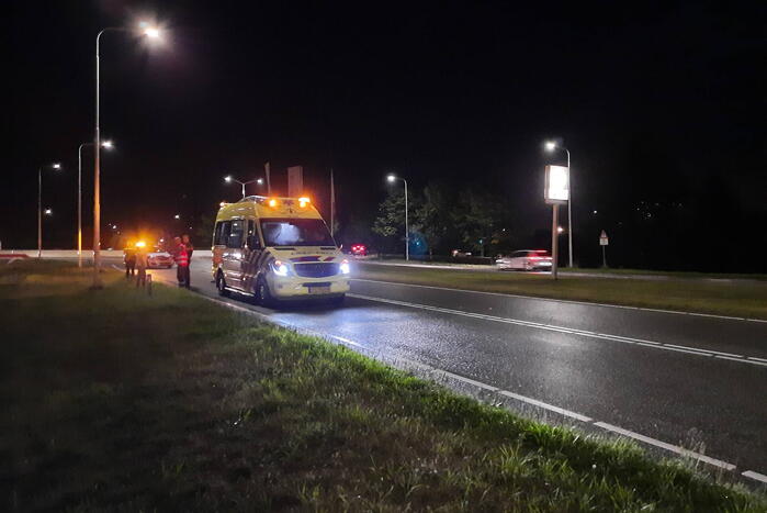 Scooterrijdster onderuit door glad wegdek