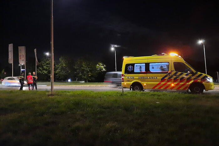 Scooterrijdster onderuit door glad wegdek