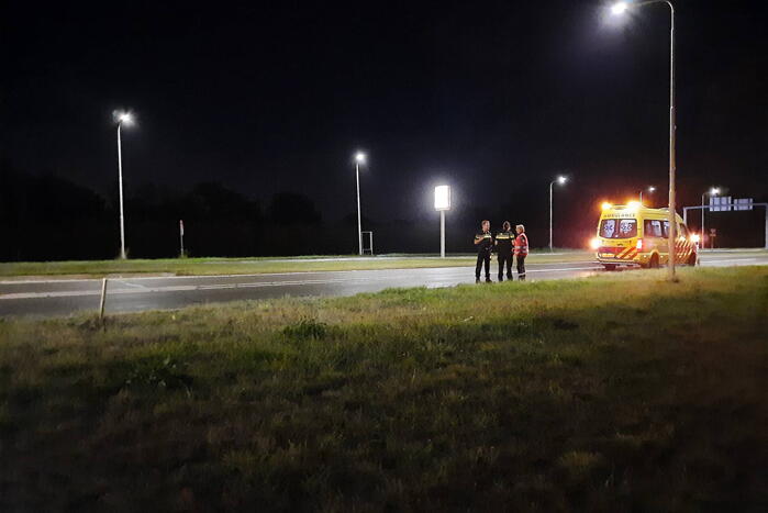 Scooterrijdster onderuit door glad wegdek