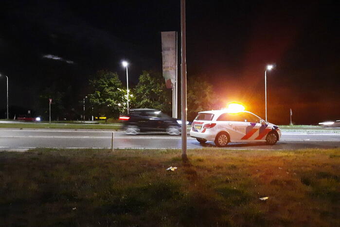 Scooterrijdster onderuit door glad wegdek