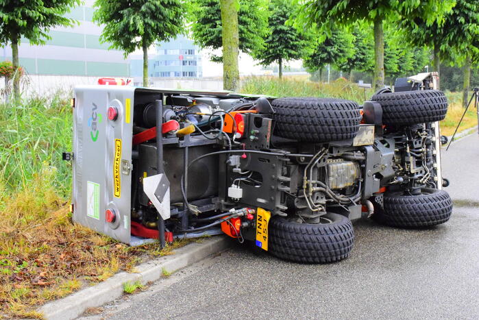 Onkruidverdelger kantelt tijdens werkzaamheden